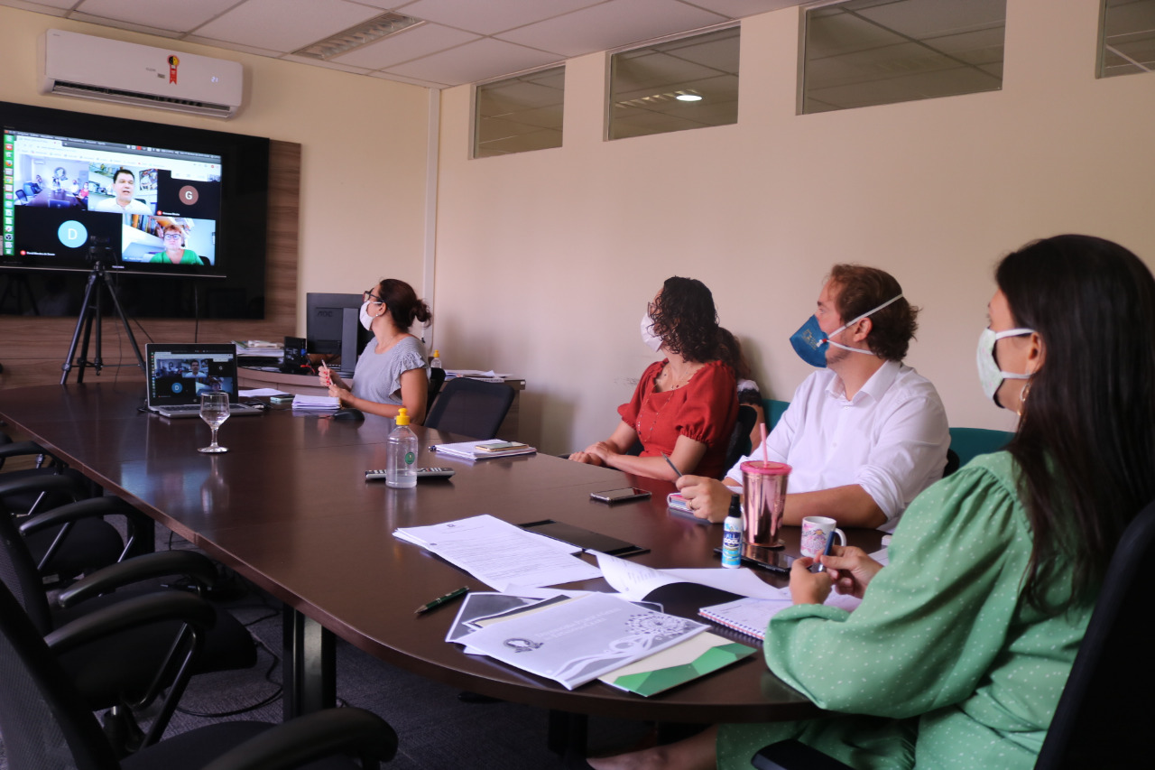 Defensora geral realiza reunião com deputados federais cearenses