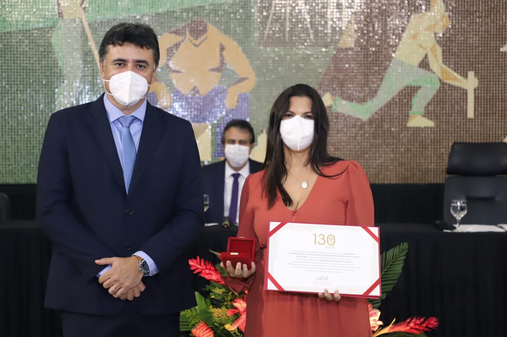 Defensora geral recebe medalha comemorativa em solenidade aos 130 anos de história do Ministério Público do Ceará
