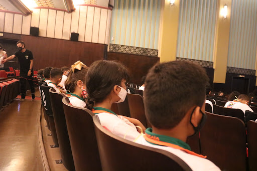 Ação da Defensoria leva crianças e adolescentes de abrigos para mostra no Cineteatro São Luiz, em Fortaleza