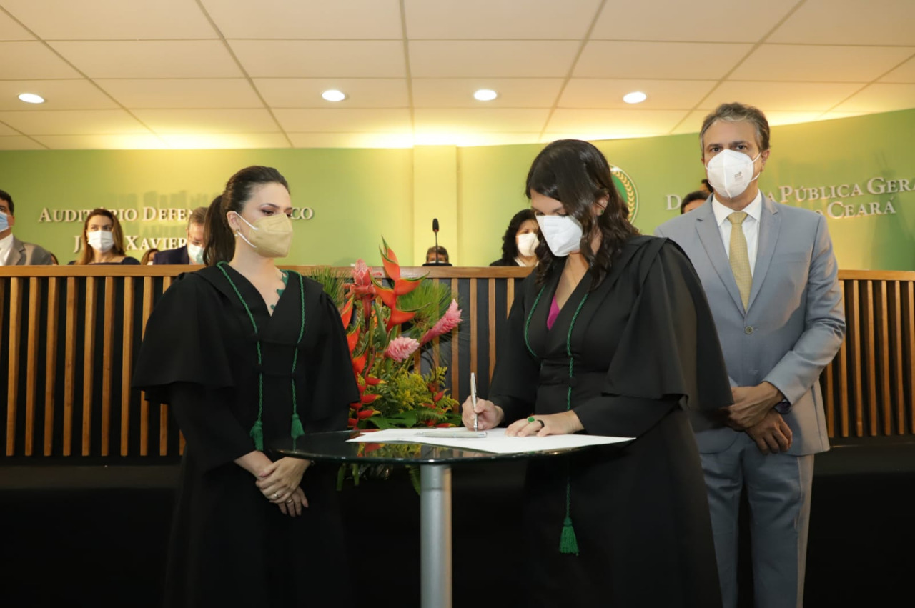 Elizabeth Chagas é reconduzida ao cargo de defensora geral do Ceará em solenidade na manhã desta terça-feira (14)