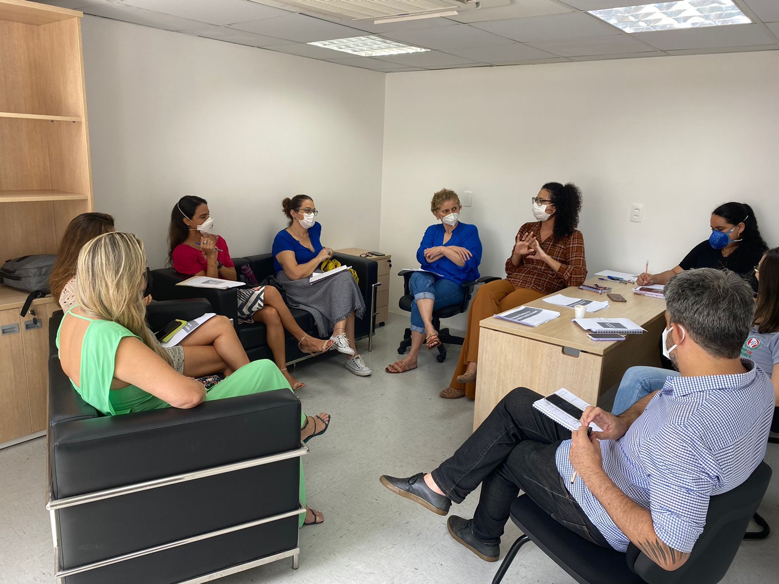 Reunião ajusta fluxos e encaminhamentos de atendimentos na nova sede da Rede Acolhe 