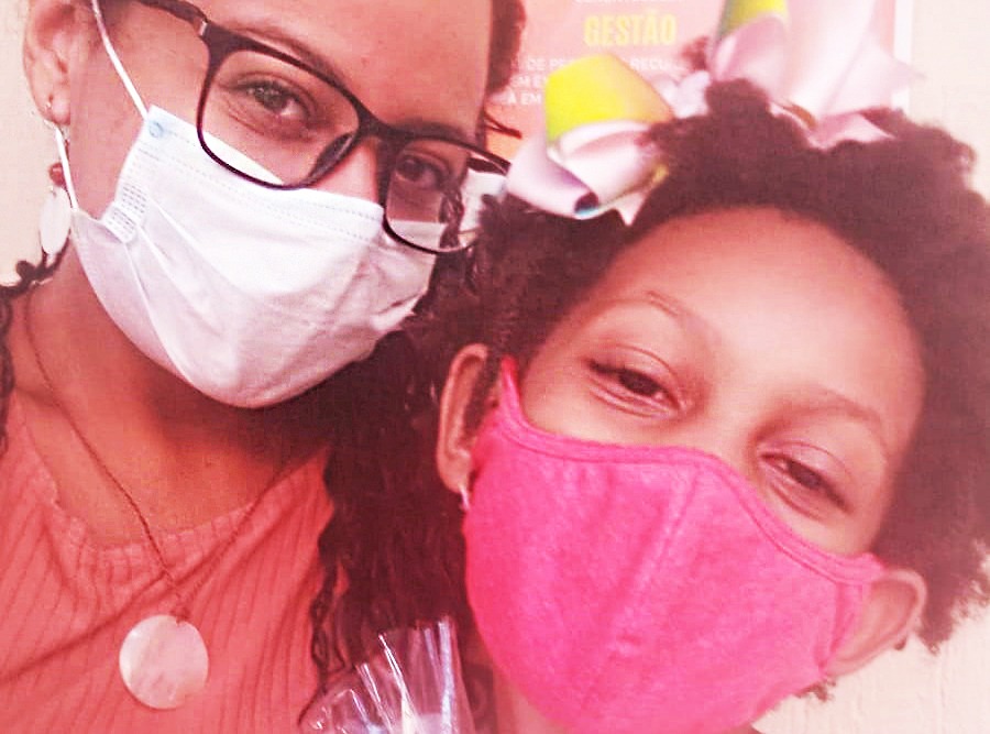 Mulher consegue na Justiça direito de cultivar cannabis em casa para uso medicinal na filha, em condição rara