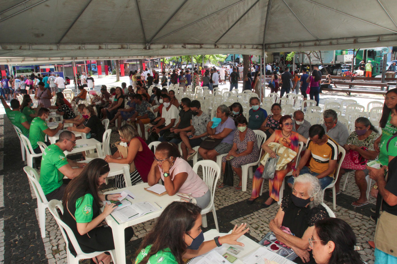 Praça do Ferreira, no Centro de Fortaleza, sedia atendimentos ao público durante comemorações no Dia do Defensor