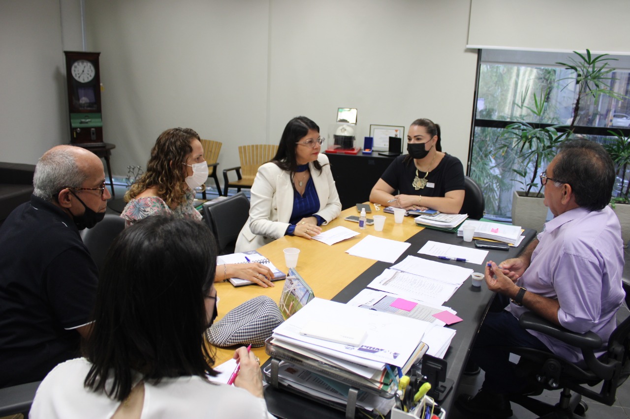 Defensora geral participa de reunião com superintendente de Obras Públicas do Estado