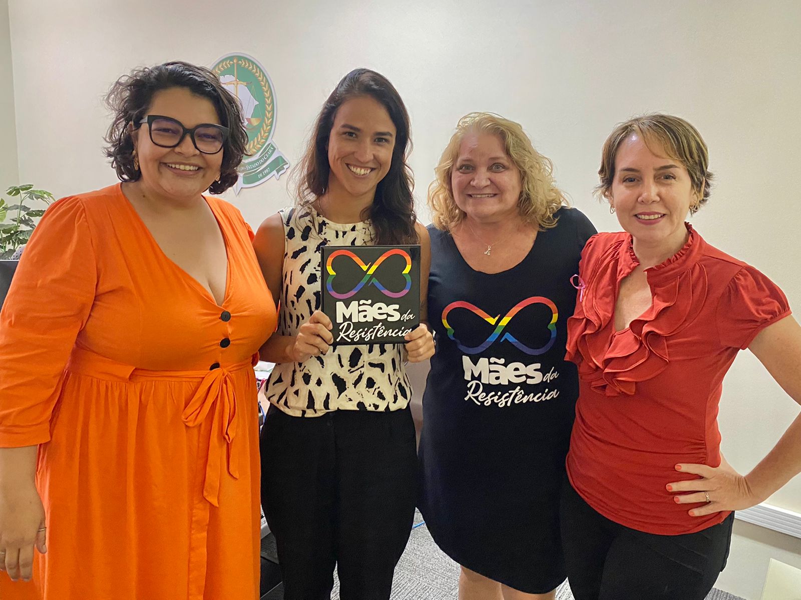 Defensoria recebe homenagem do coletivo Mães da Resistência 