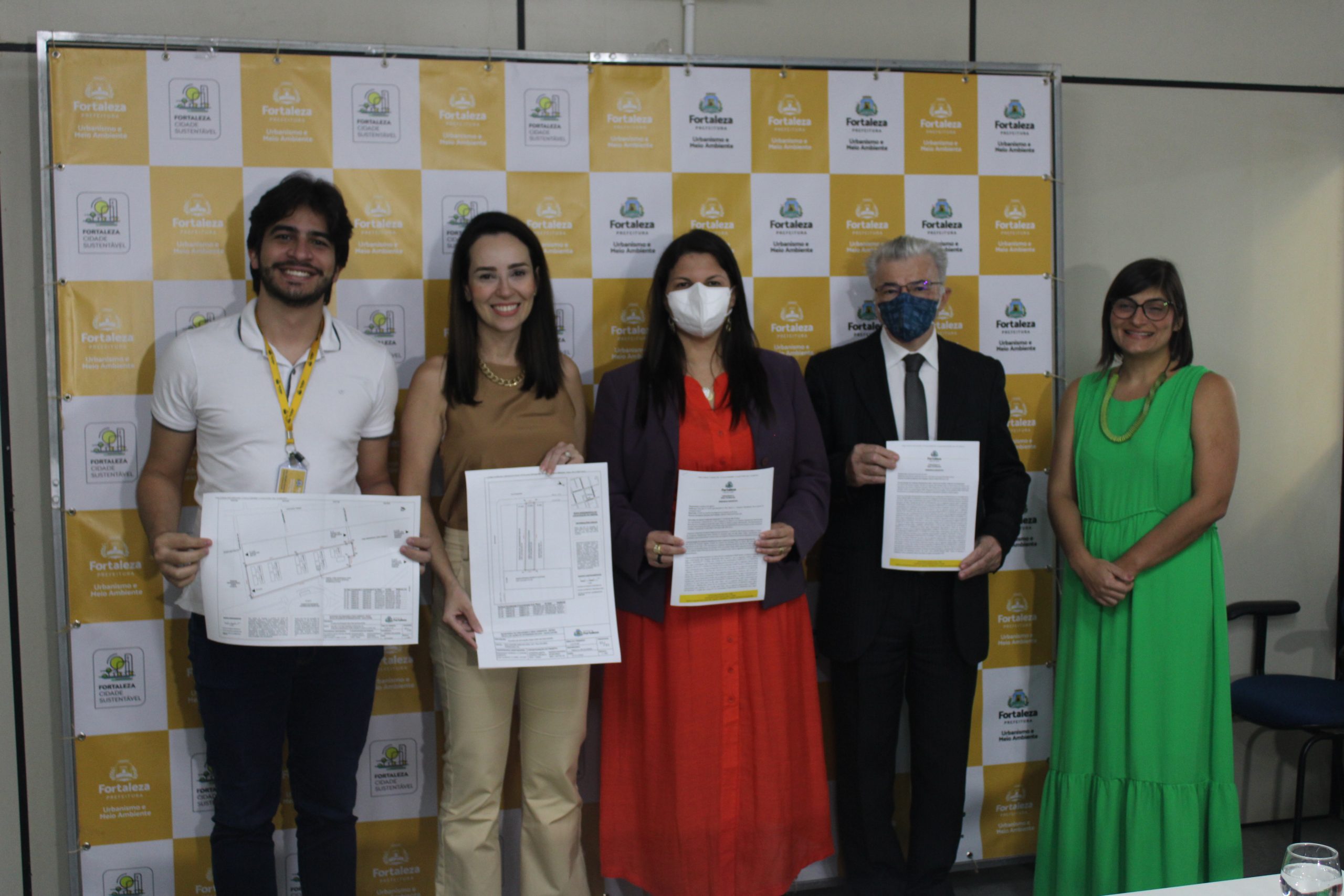 Seuma entrega primeiro projeto técnico para usucapião em parceria com Defensoria Pública do Ceará