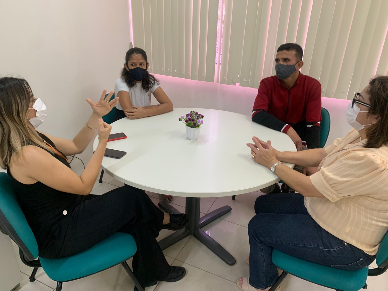 Casais surdos garantem divórcio e pensão em audiência de mediação com intérprete de Libras na Defensoria