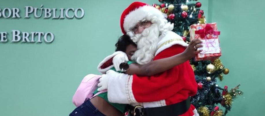 Bebês, crianças e adolescentes ganham presentes do Papai Noel na campanha “Natal Solidário para os Acolhimentos”