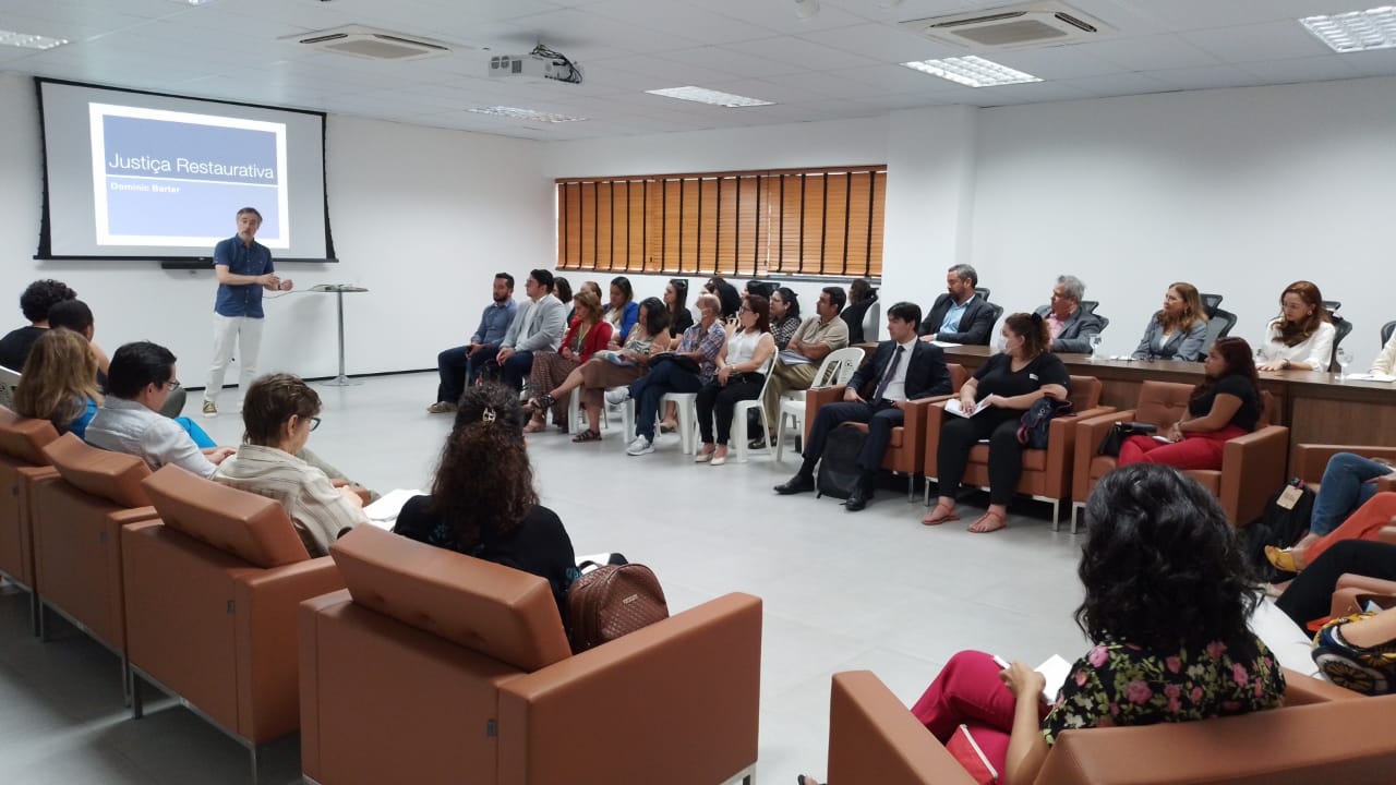 Dominic Barter fala sobre Justiça Restaurativa para membros do sistema de justiça cearense