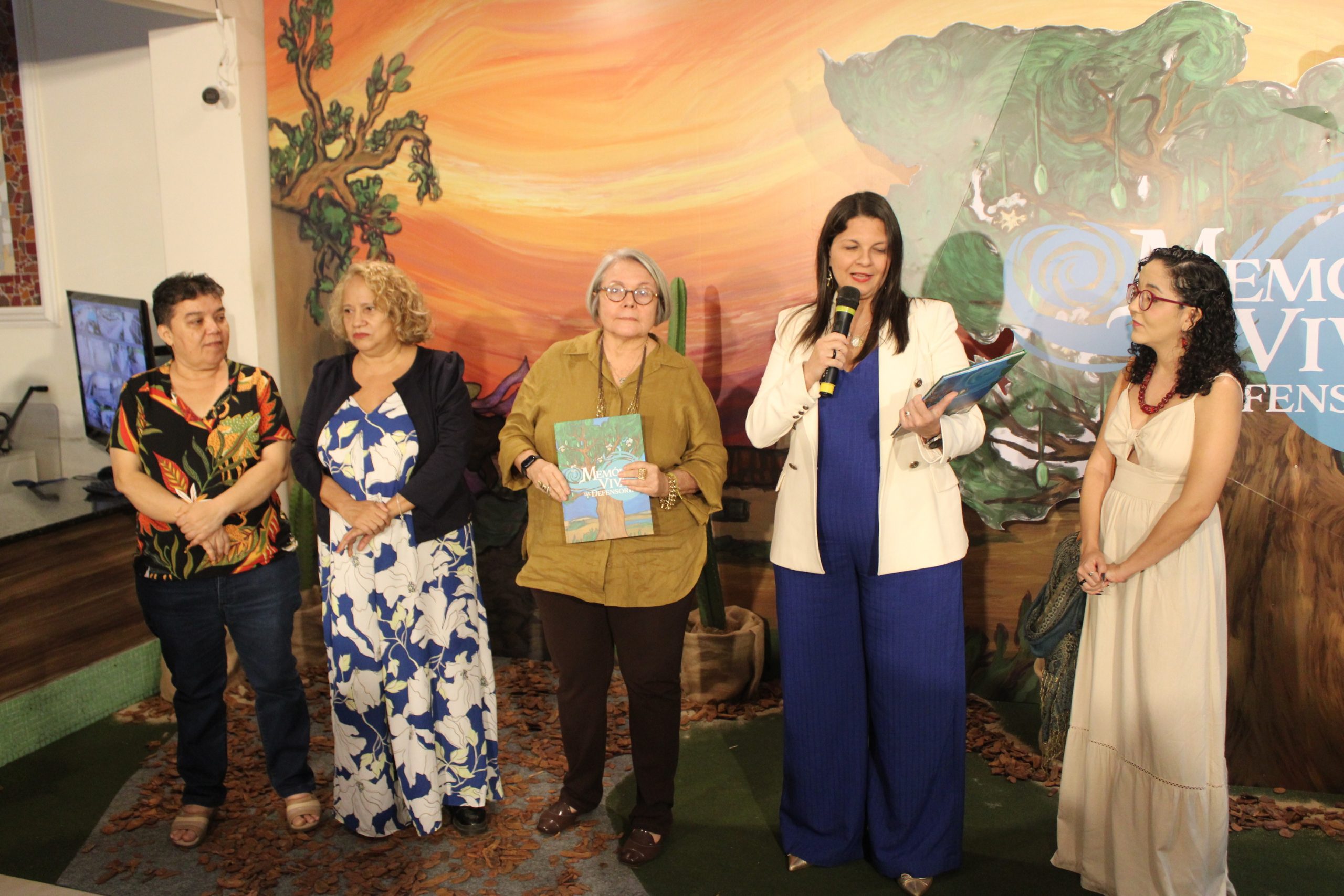 Noite de lançamento do livro “Memória Viva da Defensoria” é marcada por emoção e alegria