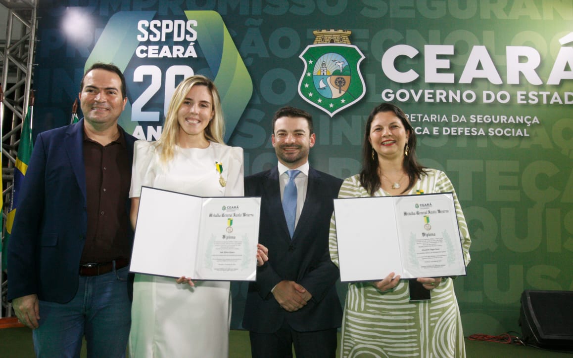 Defensora geral recebe Medalha General Assis Bezerra durante solenidade de aniversário da SSPDS