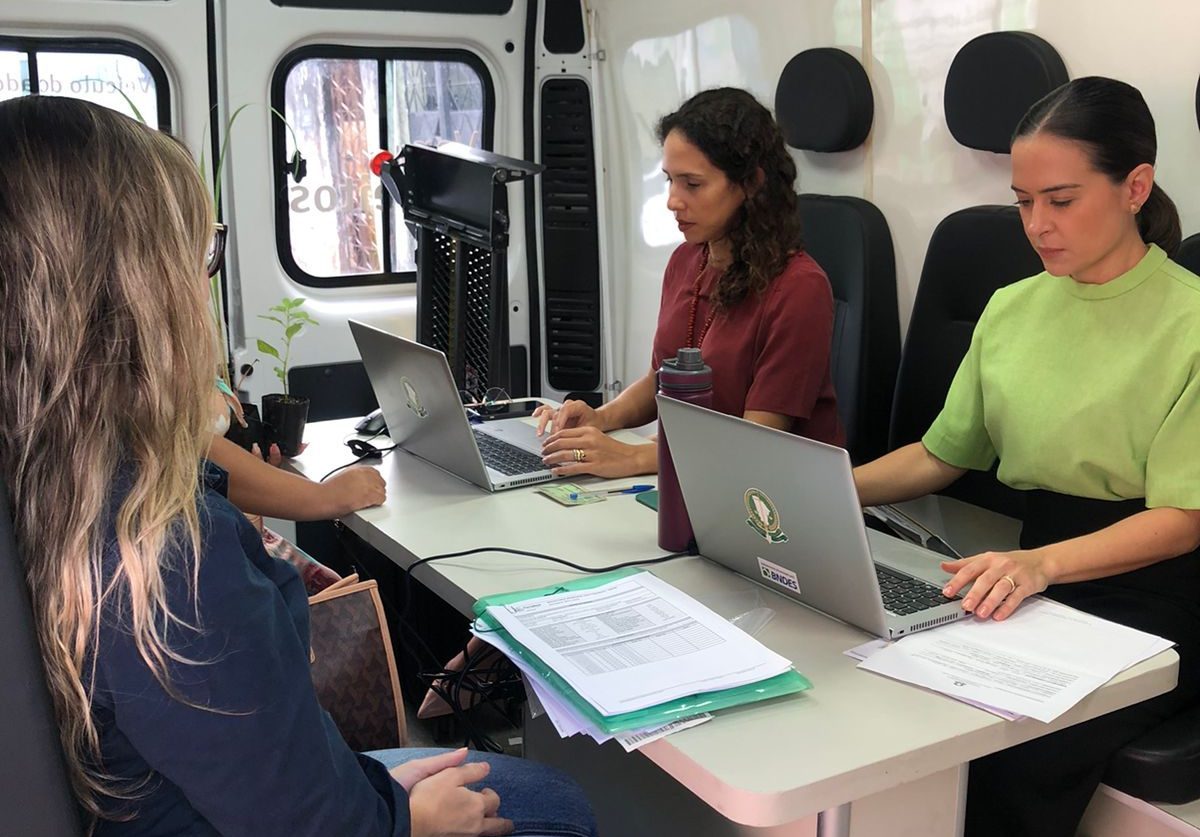 Van de Direitos vai até o bairro Álvaro Weyne promovendo acesso à justiça aos moradores