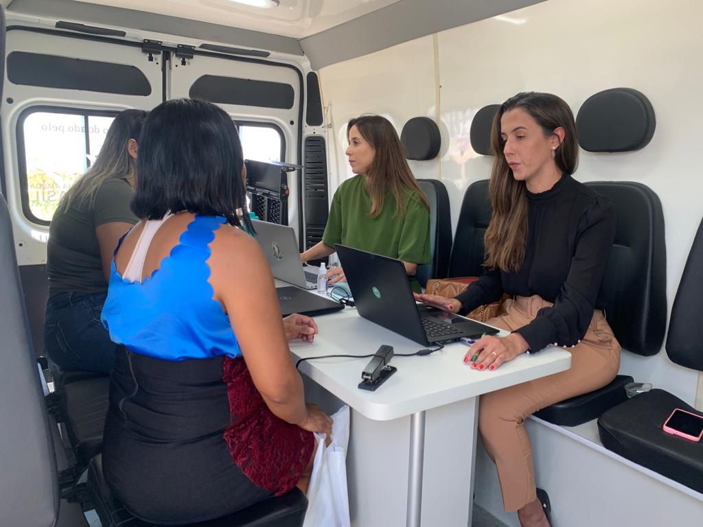 Praça da Estação recebe Van de Direitos para garantir atendimento aos moradores