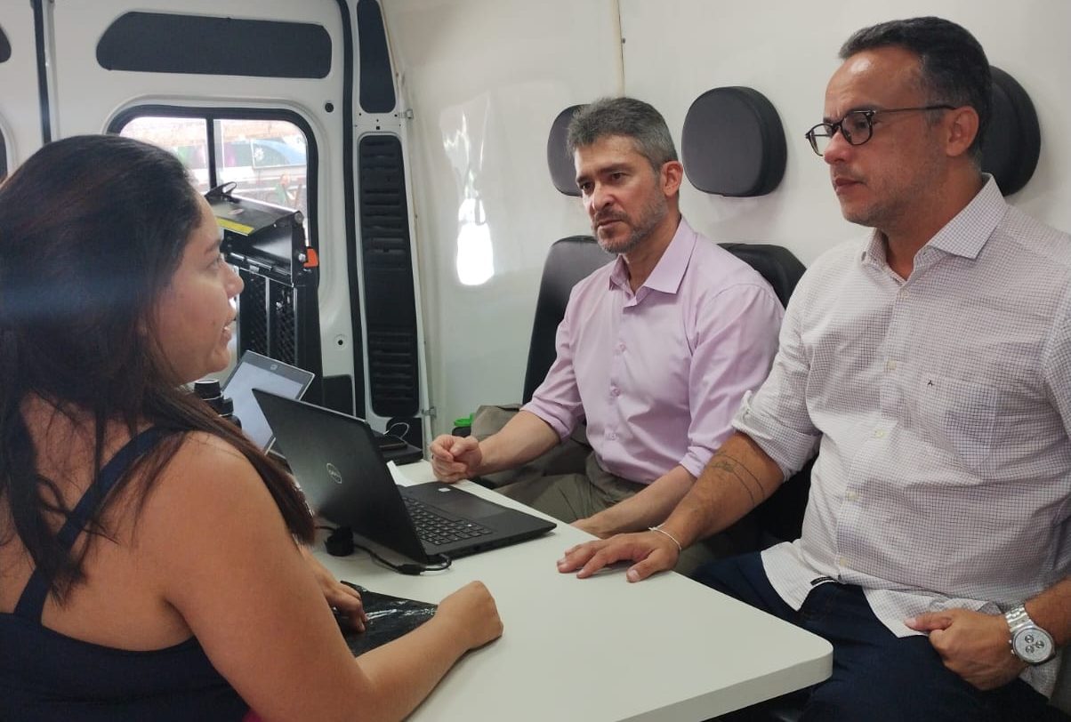 Van de Direitos chega ao Antônio Bezerra e aproxima moradores dos serviços da Defensoria