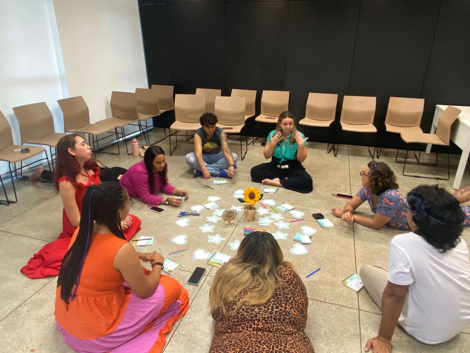 Trajetórias de vida são compartilhadas no primeiro encontro de pessoas trans e travestis que trabalham na Defensoria