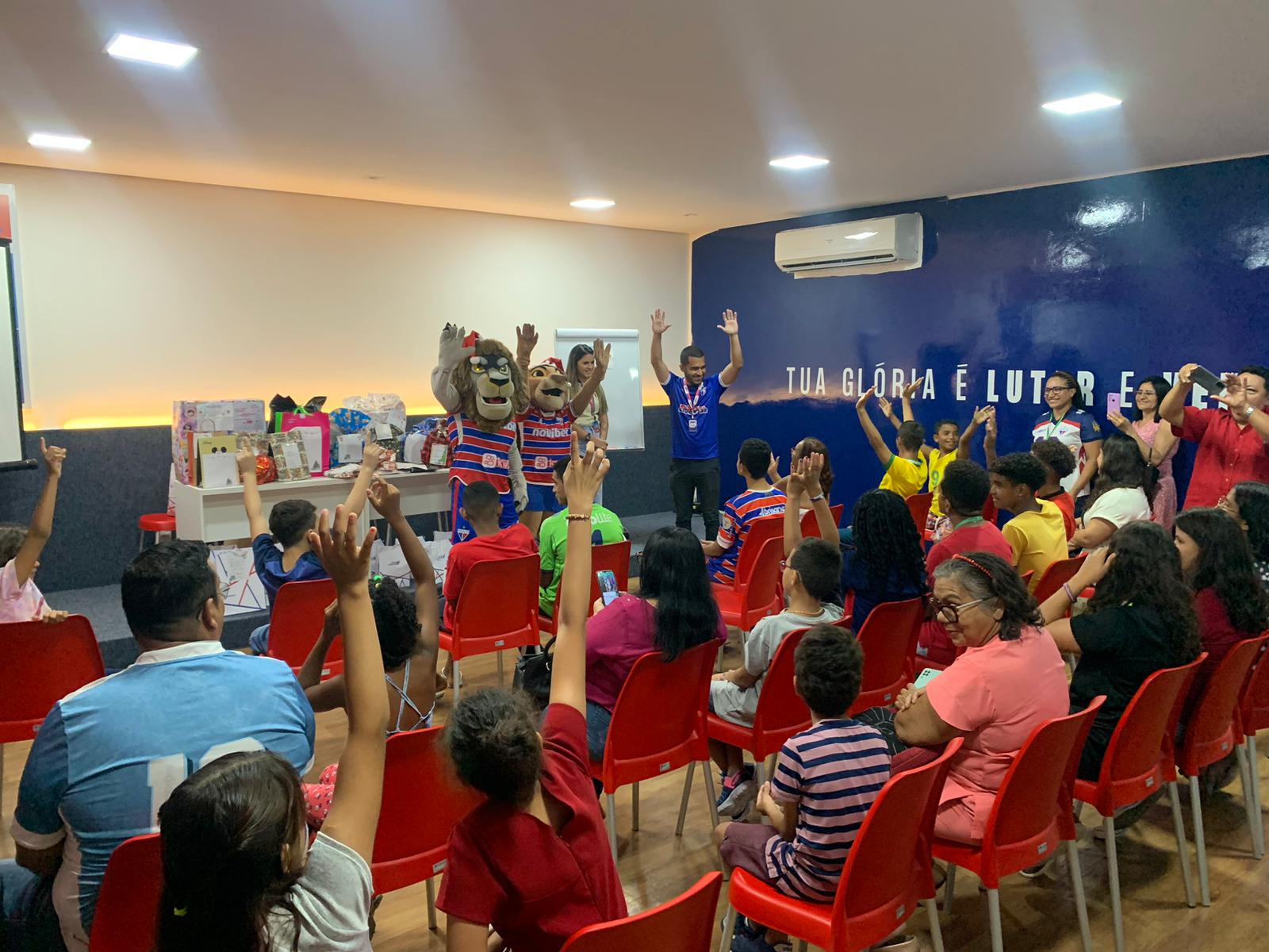 Crianças em situação de acolhimento visitam a sede do Fortaleza Esporte Clube