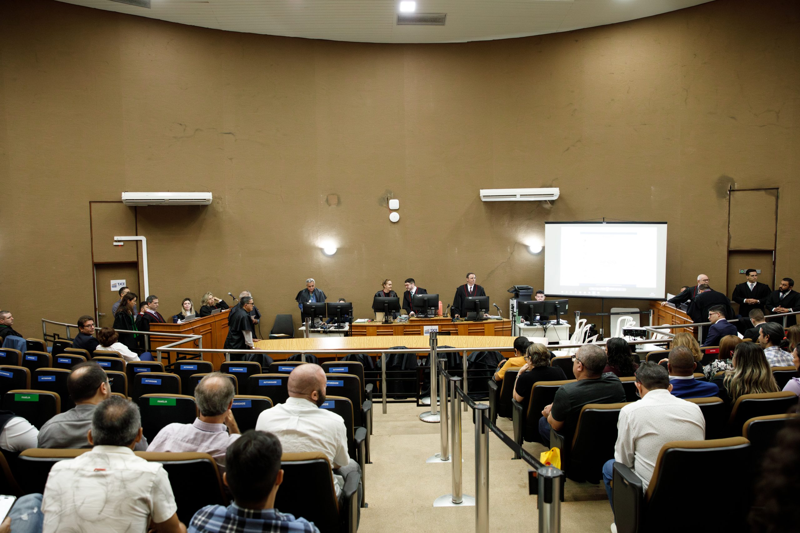 No Mês do Júri, defensores trabalham na defesa de réus para evitar injustiças 