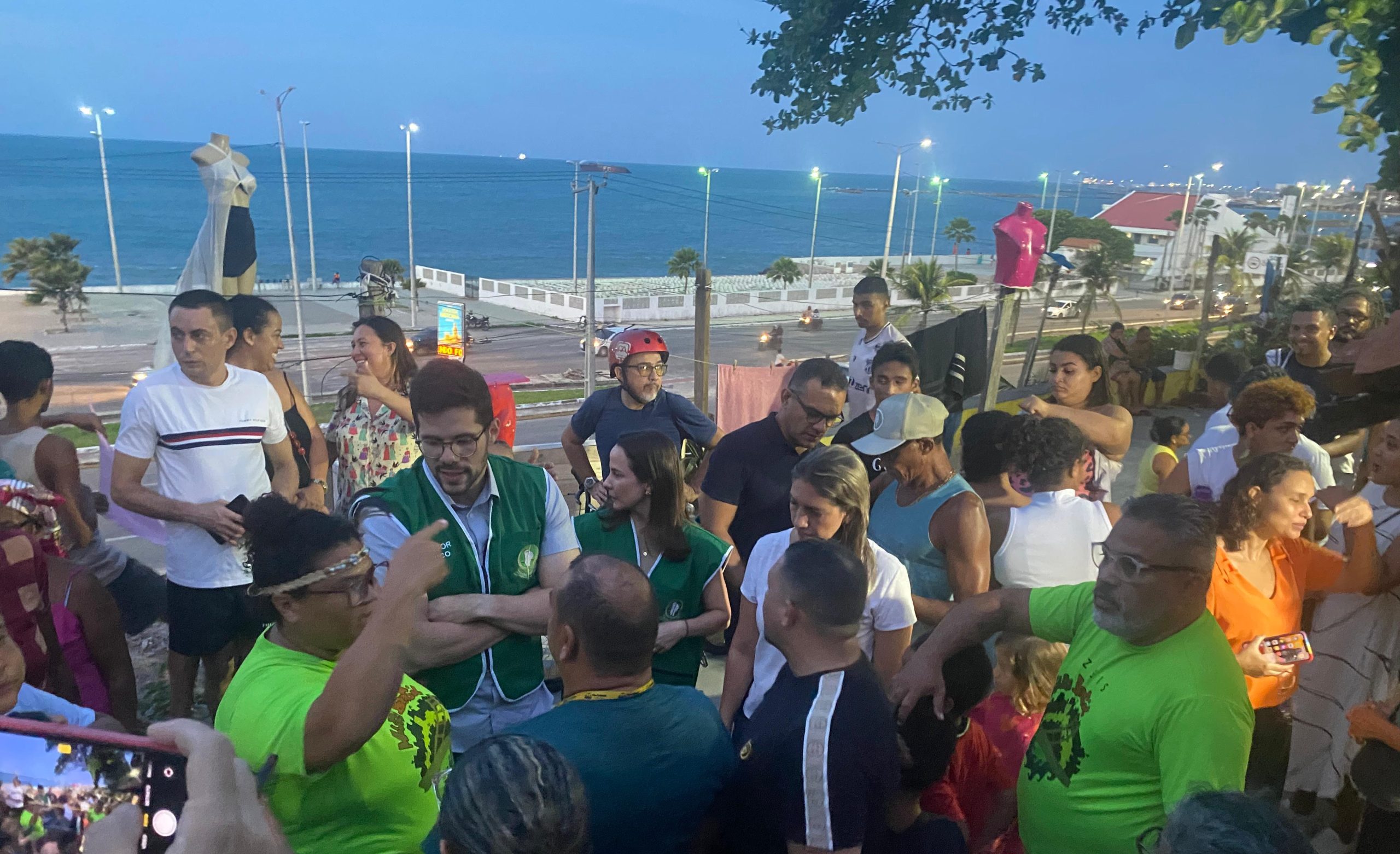 Defensoria acompanha manifestação de moradores do Moura Brasil, em Fortaleza, após ação policial