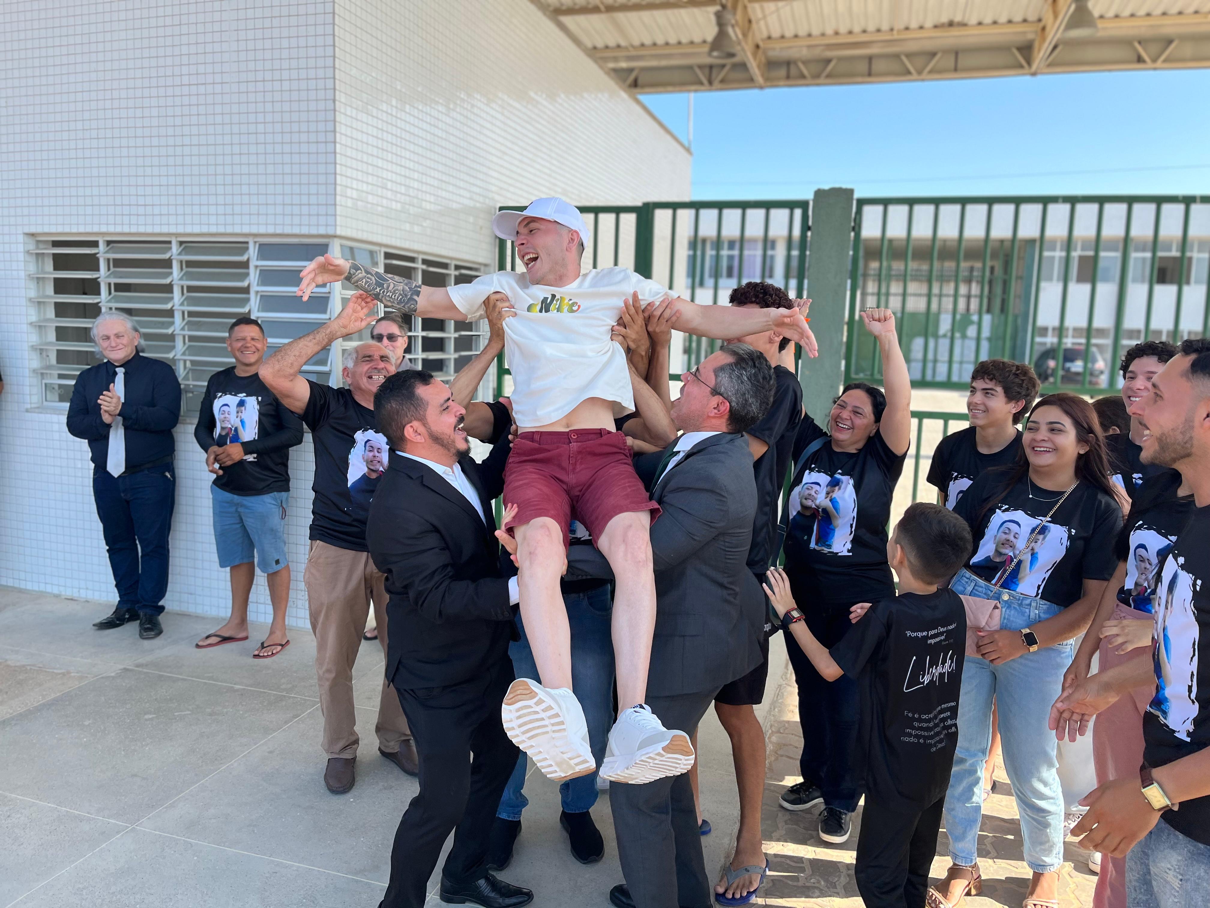 Jovem é absolvido e ganha liberdade após três anos e quatro meses preso injustamente